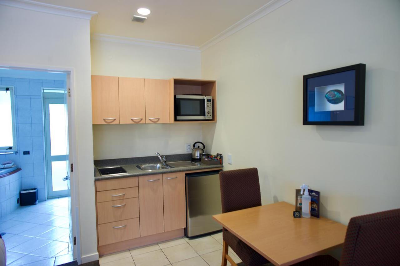 Regal Palms Resort Rotorua Luaran gambar A kitchenette in a hotel room