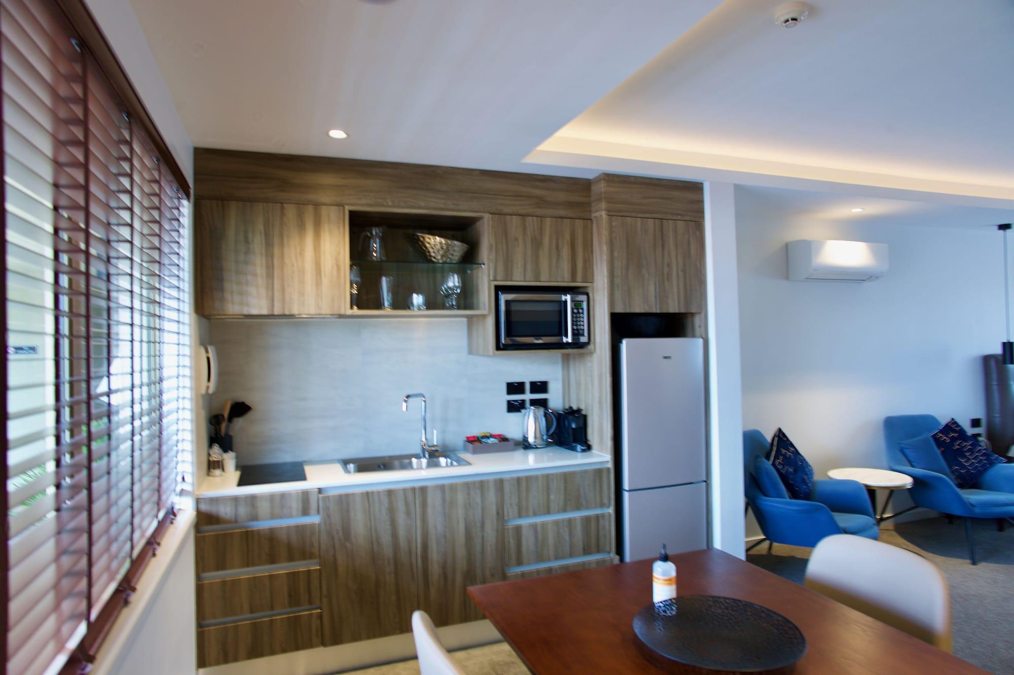 Regal Palms Resort Rotorua Luaran gambar A kitchen in a hotel suite
