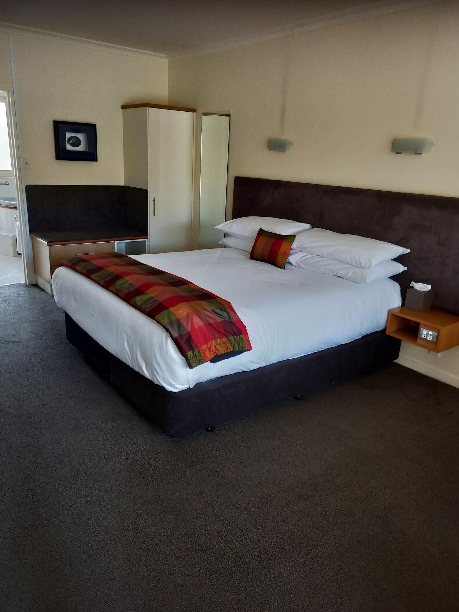 Regal Palms Resort Rotorua Luaran gambar A bed with a bed runner