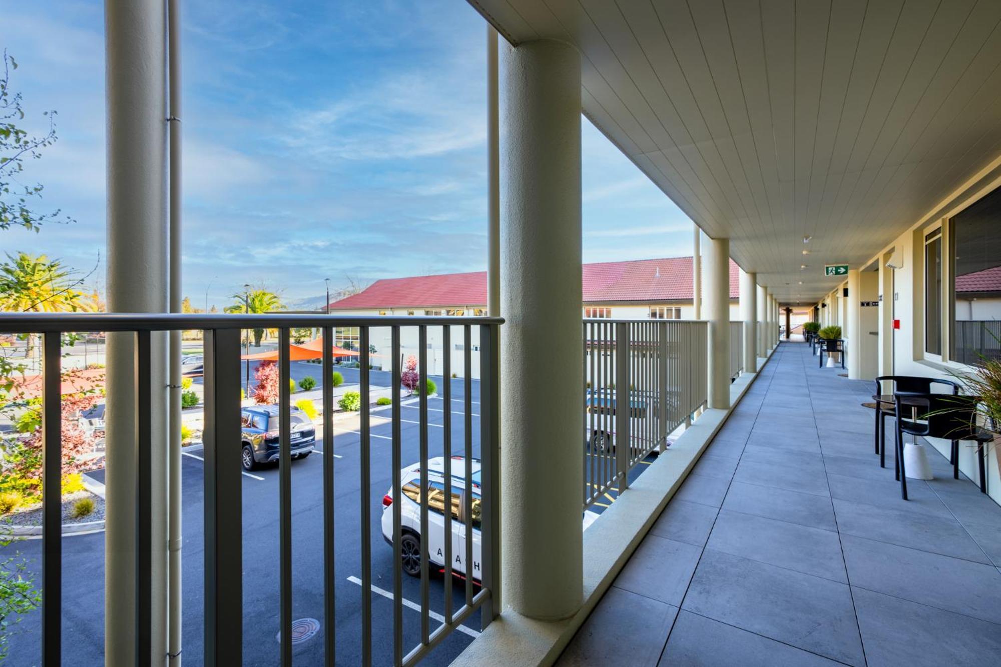 Regal Palms Resort Rotorua Luaran gambar A balcony at the hotel
