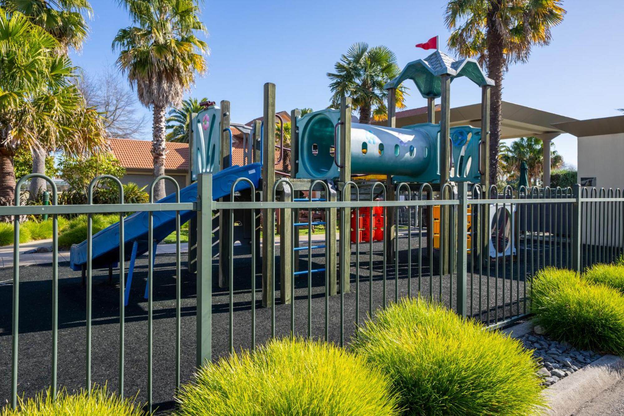 Regal Palms Resort Rotorua Luaran gambar Playground at the park