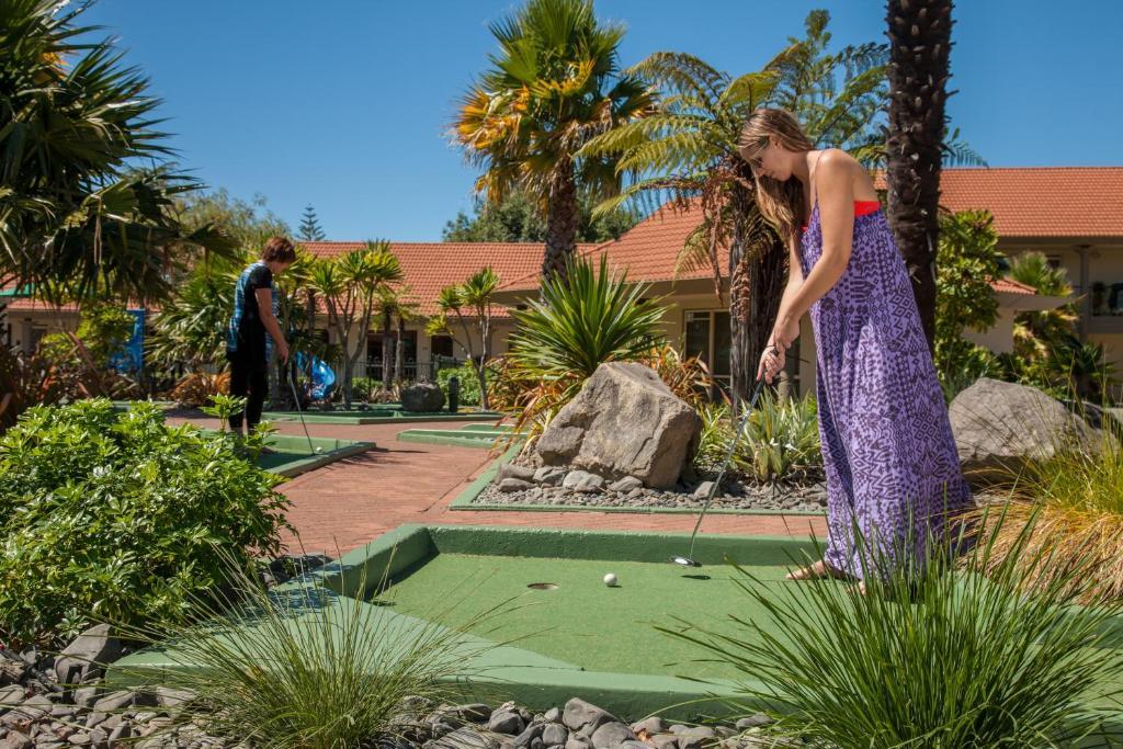 Regal Palms Resort Rotorua Luaran gambar A woman playing mini golf